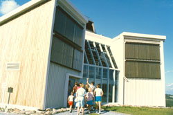 Vue de l'observatoire avec les panneaux solaires